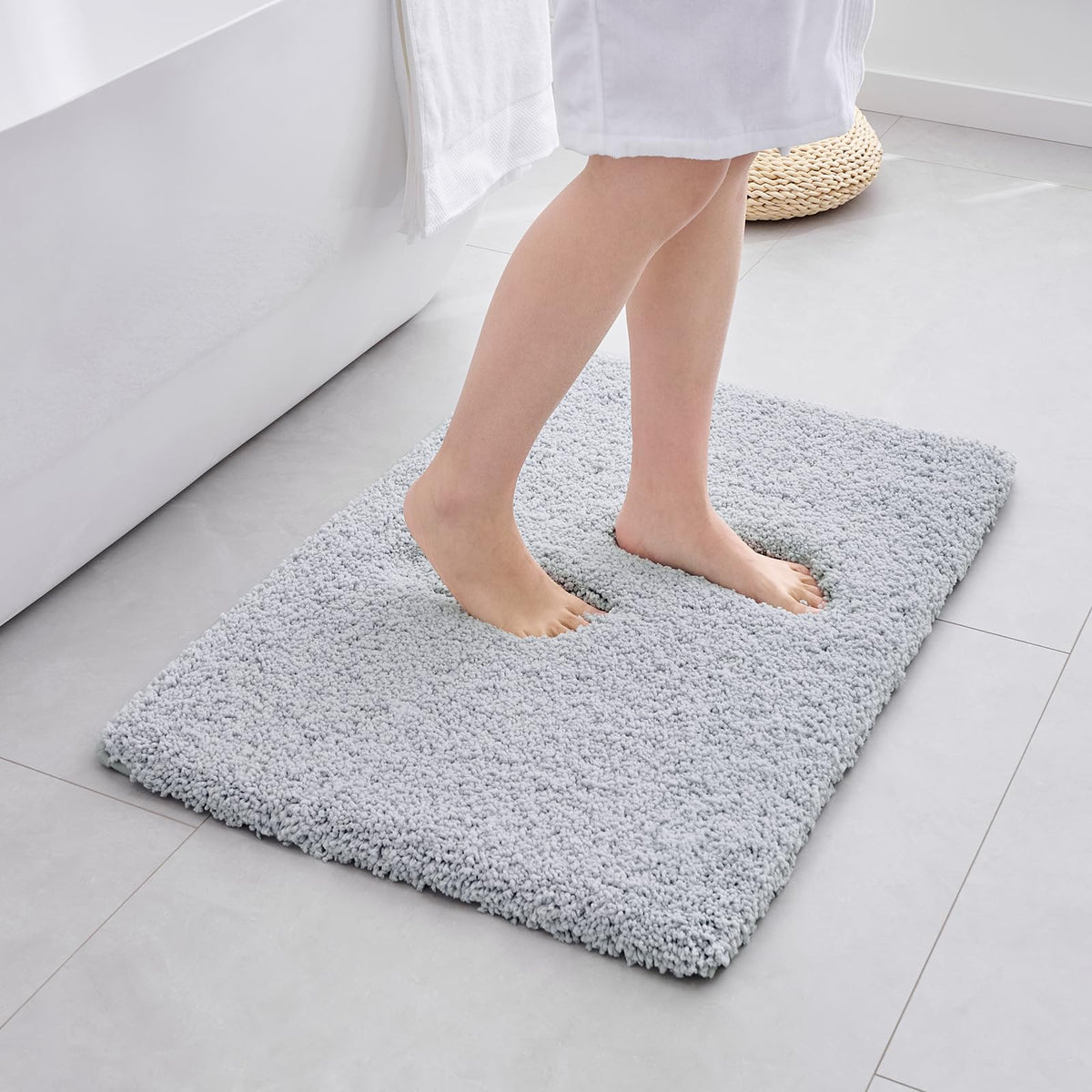 ILANGO Bathroom Rugs 24" × 17", Extra Soft Absorbent Microfiber Bath Rugs