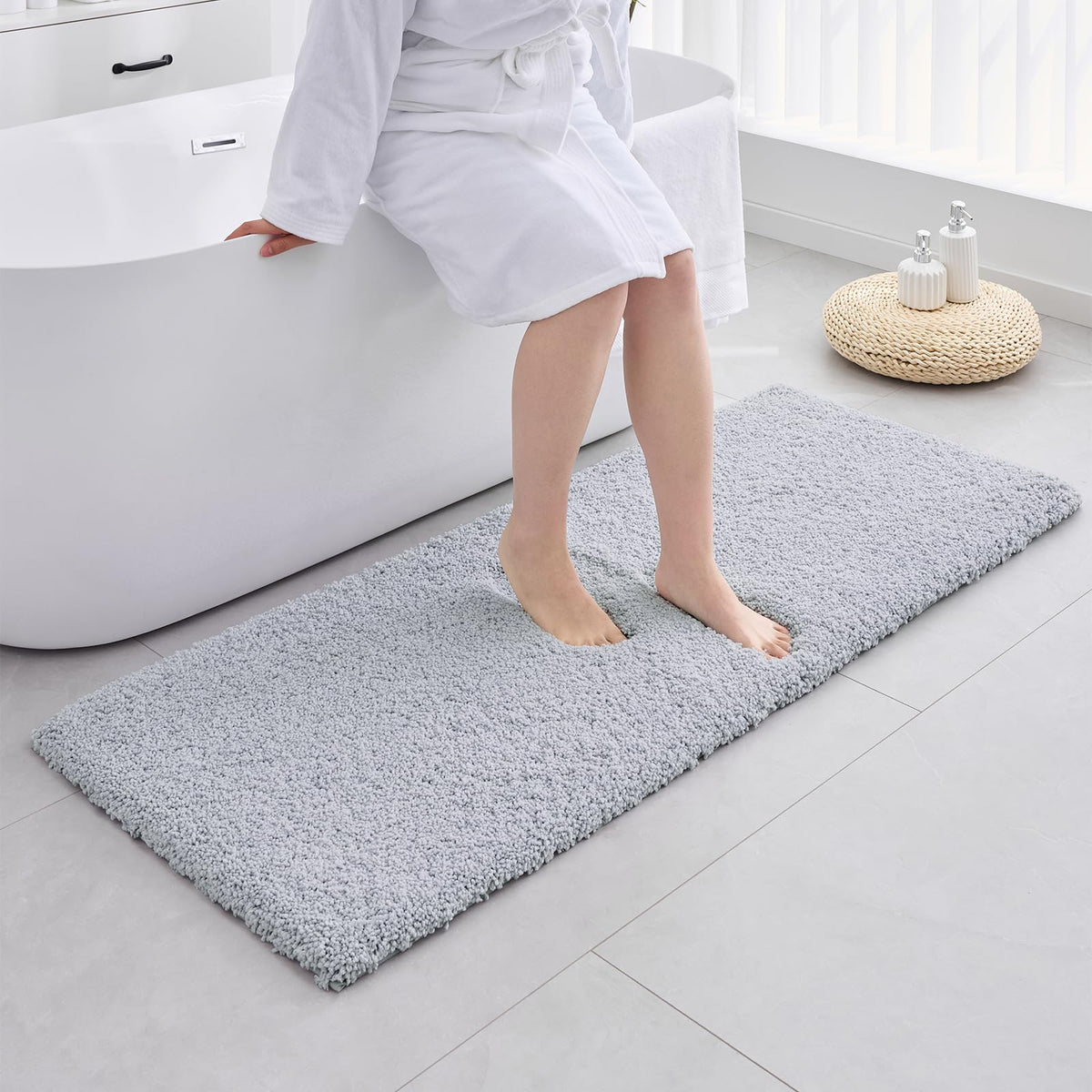 ILANGO Bathroom Rugs 24" × 17", Extra Soft Absorbent Microfiber Bath Rugs