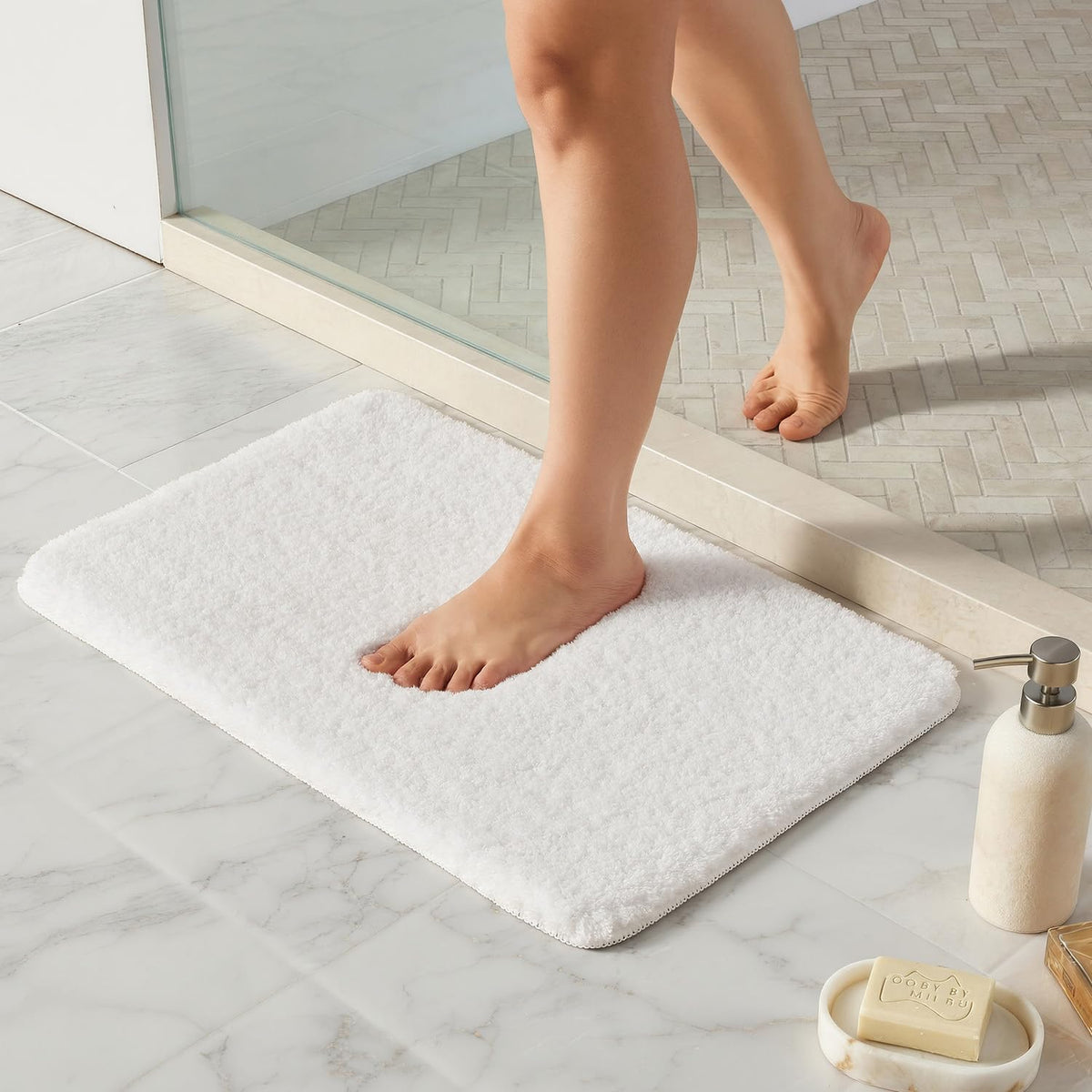 TYUU Black Bathroom Rug, Ultra Soft Bath Rugs Non Slip Washable, Super Absorbent Quick Dry Small Bath Mat with Rubber Backing for Bathroom Floor, Shower, or Sink, Black 16" x 24"