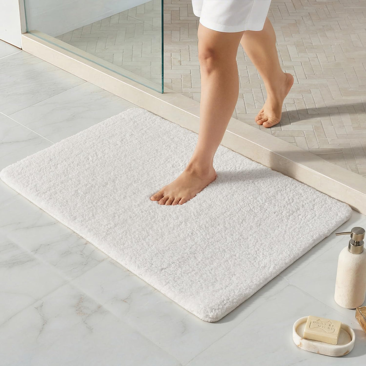 TYUU Black Bathroom Rug, Ultra Soft Bath Rugs Non Slip Washable, Super Absorbent Quick Dry Small Bath Mat with Rubber Backing for Bathroom Floor, Shower, or Sink, Black 16" x 24"
