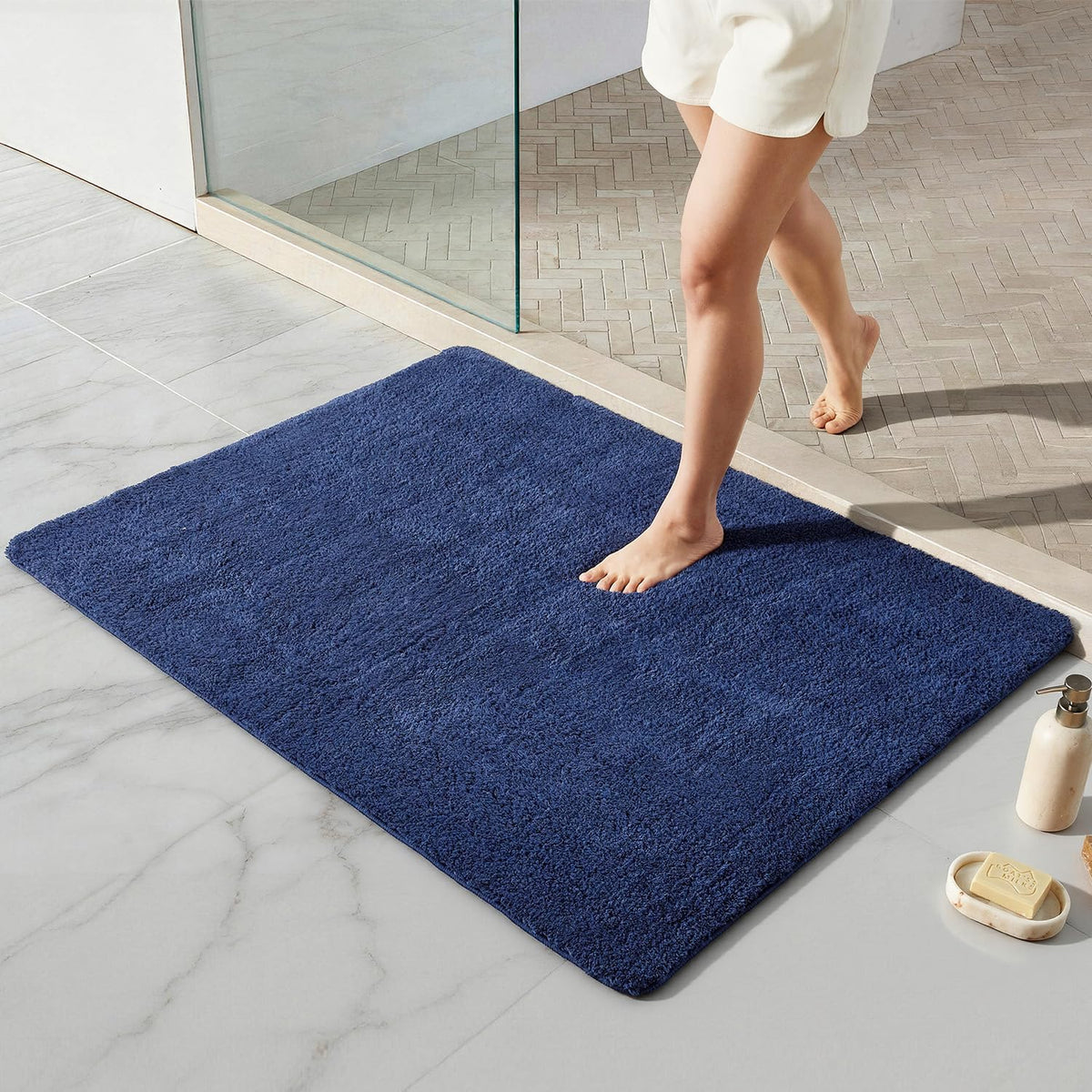 TYUU Black Bathroom Rug, Ultra Soft Bath Rugs Non Slip Washable, Super Absorbent Quick Dry Small Bath Mat with Rubber Backing for Bathroom Floor, Shower, or Sink, Black 16" x 24"