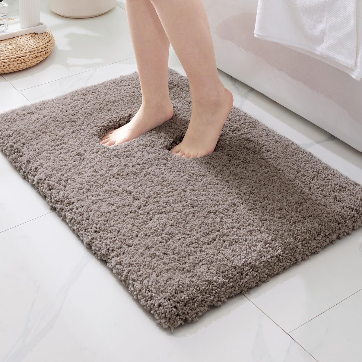 ILANGO Bathroom Rugs 24" × 17", Extra Soft Absorbent Microfiber Bath Rugs