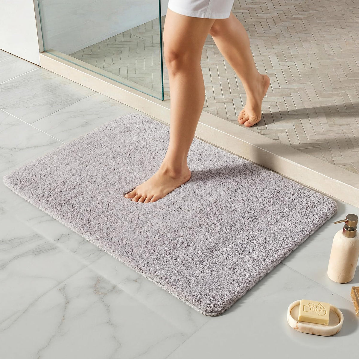TYUU Black Bathroom Rug, Ultra Soft Bath Rugs Non Slip Washable, Super Absorbent Quick Dry Small Bath Mat with Rubber Backing for Bathroom Floor, Shower, or Sink, Black 16" x 24"