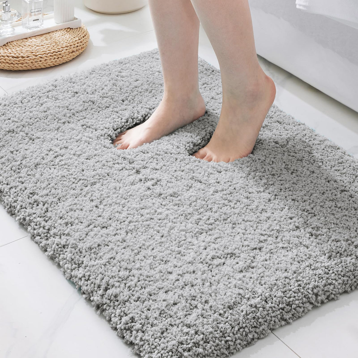 ILANGO Bathroom Rugs 24" × 17", Extra Soft Absorbent Microfiber Bath Rugs