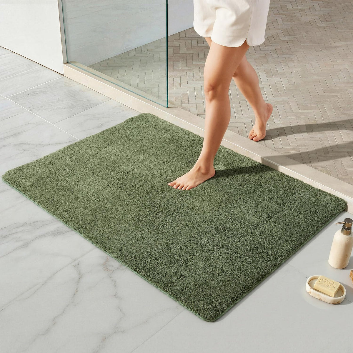 TYUU Black Bathroom Rug, Ultra Soft Bath Rugs Non Slip Washable, Super Absorbent Quick Dry Small Bath Mat with Rubber Backing for Bathroom Floor, Shower, or Sink, Black 16" x 24"