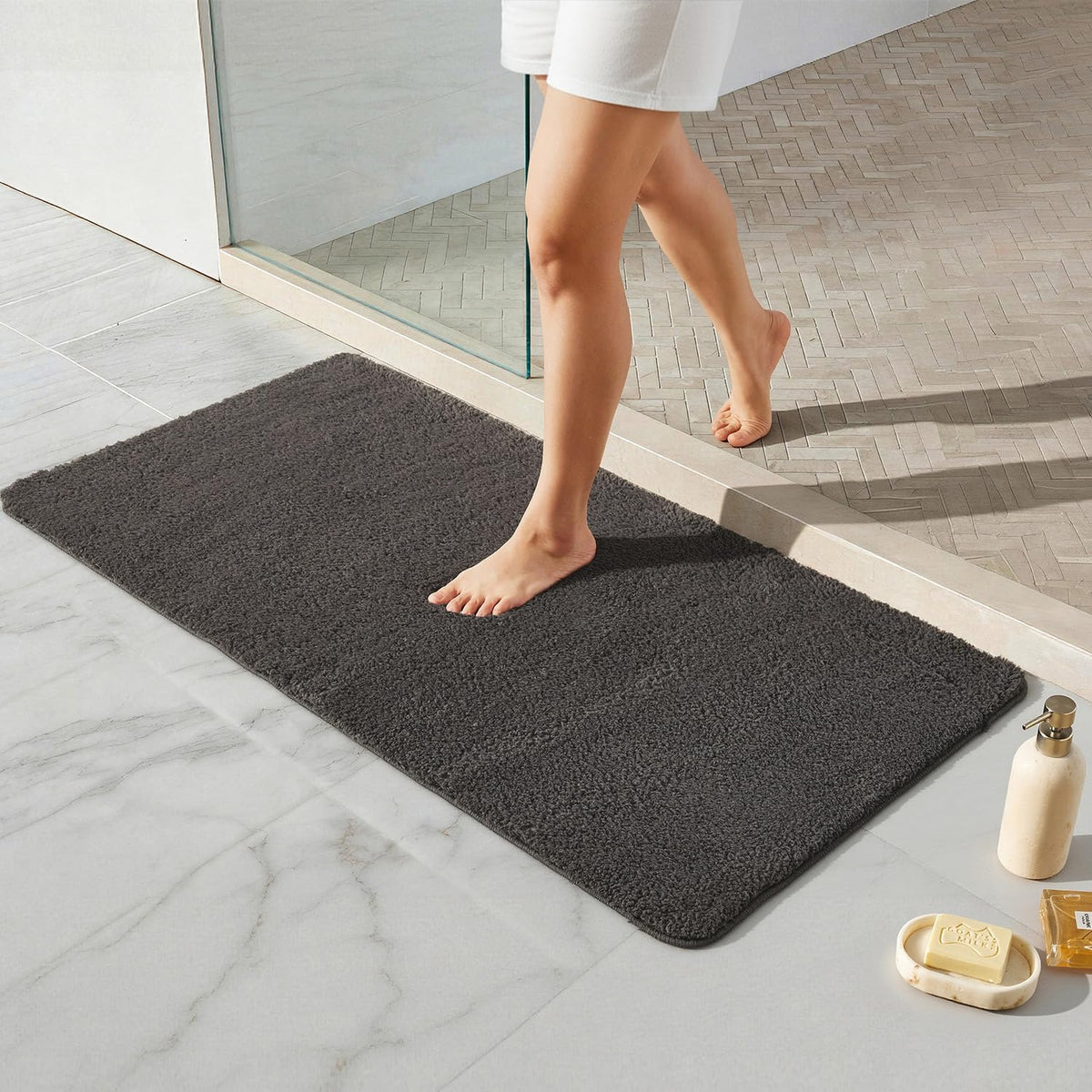 TYUU Black Bathroom Rug, Ultra Soft Bath Rugs Non Slip Washable, Super Absorbent Quick Dry Small Bath Mat with Rubber Backing for Bathroom Floor, Shower, or Sink, Black 16" x 24"