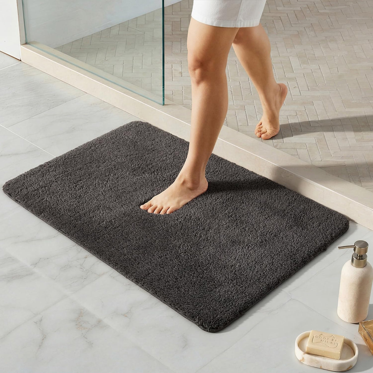 TYUU Black Bathroom Rug, Ultra Soft Bath Rugs Non Slip Washable, Super Absorbent Quick Dry Small Bath Mat with Rubber Backing for Bathroom Floor, Shower, or Sink, Black 16" x 24"